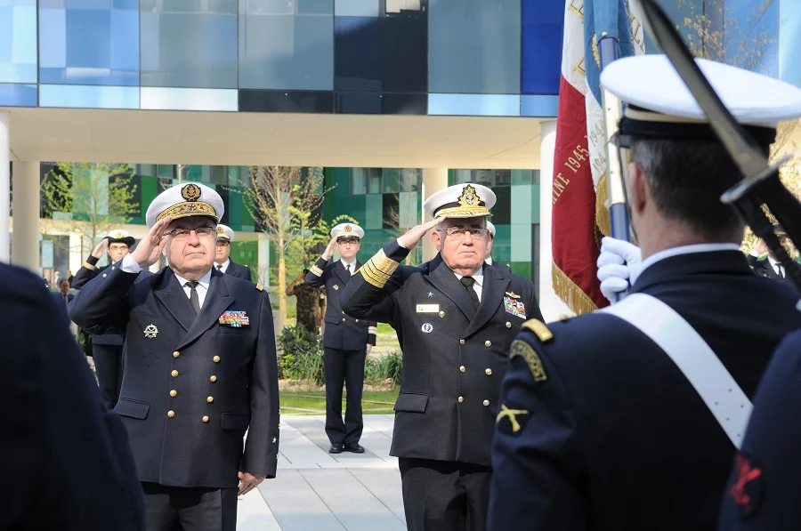 L'amiral Leal Ferreira, chef d'état-major de la marine brésilienne, et l'amiral Bernard Rogel
