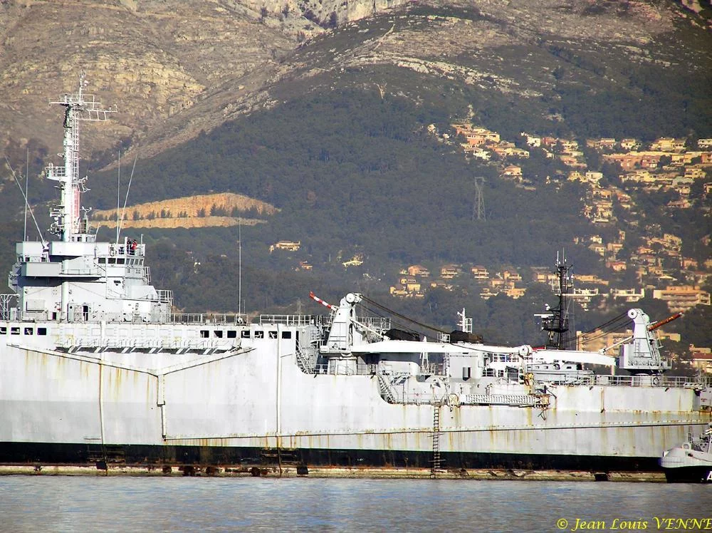 L’ex-Ouragan transféré dans le port de Bregaillon