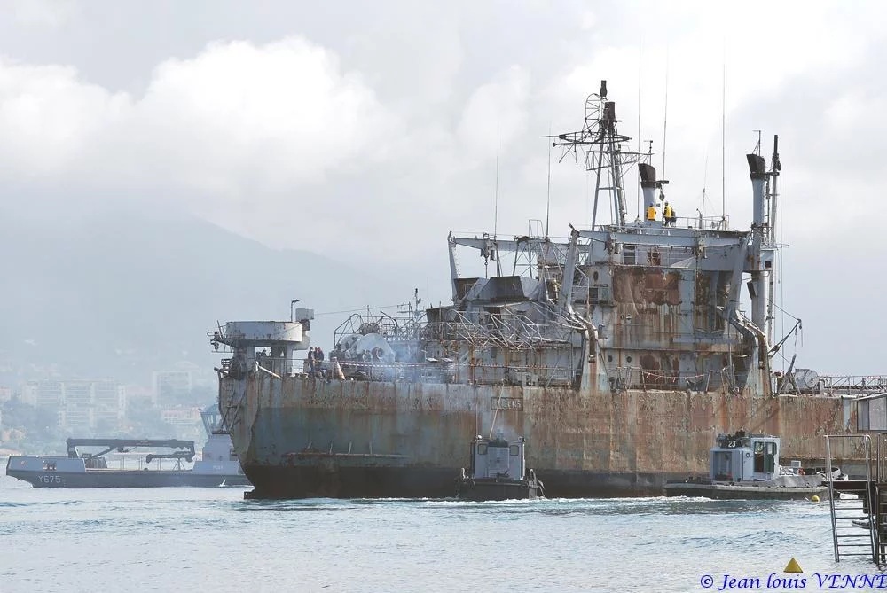 La coque de l’ex-Argens transférée à la base navale de Toulon