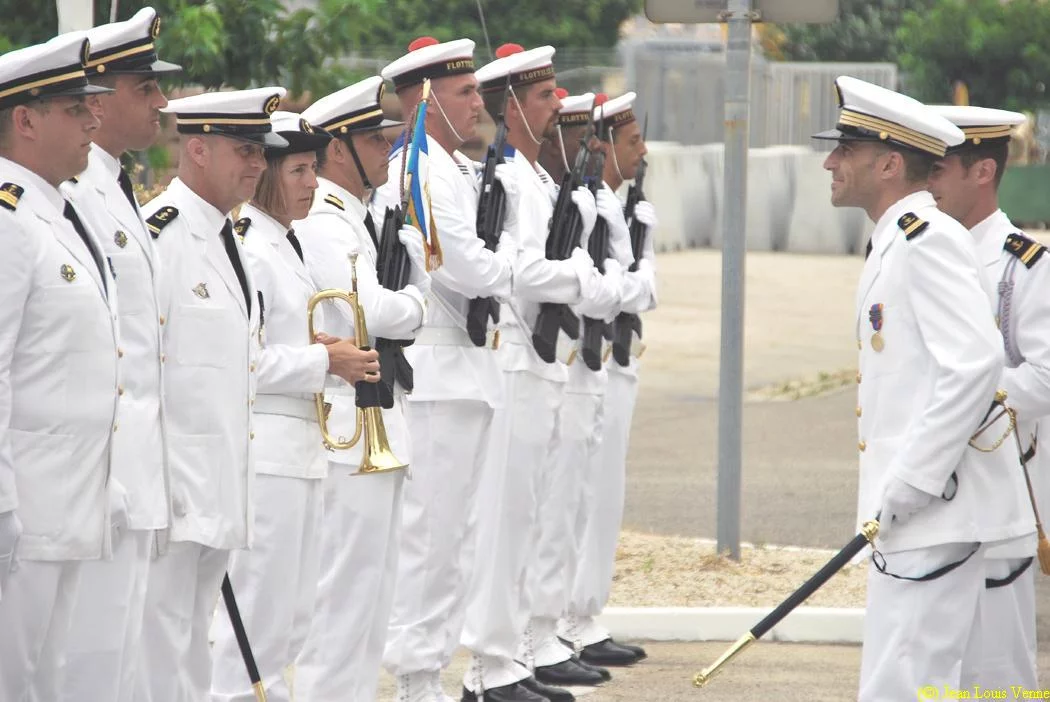 Le lieutenant de vaisseau Boulier inspecte le personnel de la flottille