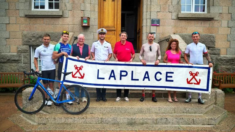 Les quatre marins du bâtiment hydrographique Laplace avec le maire de Perros-Guirec