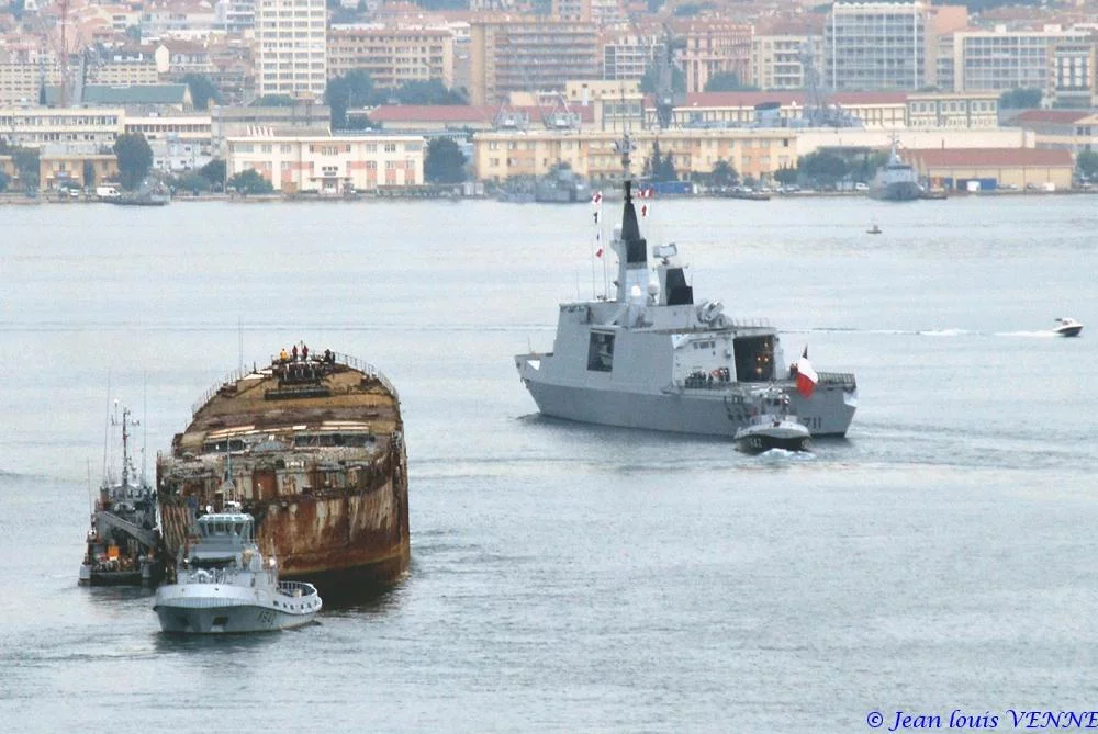 Arrivée à Toulon de la coque de l’ex-pétrolier Saône