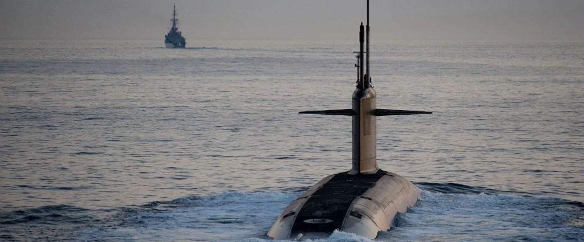 Un SNLE escorté par une frégate de lutte ASM