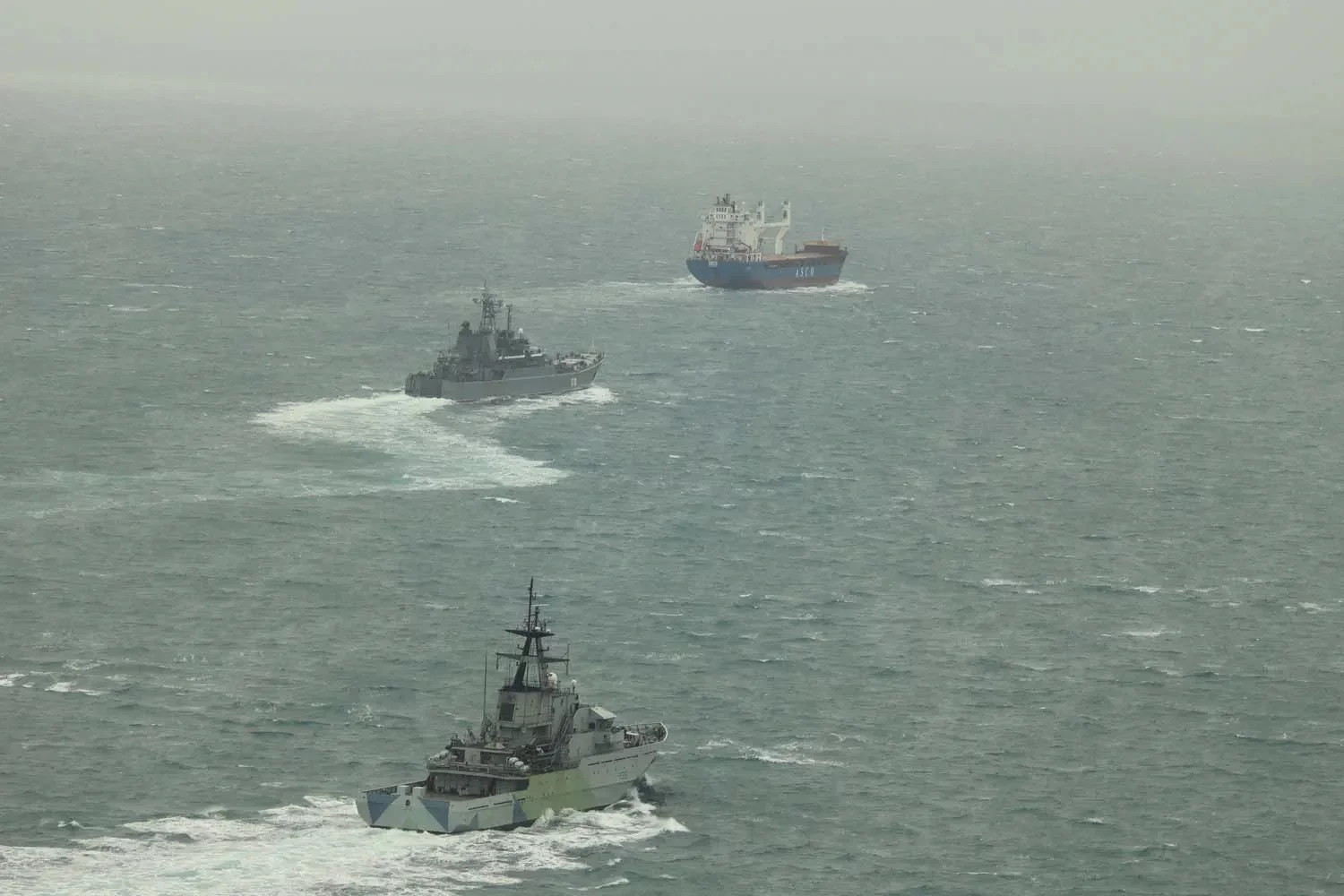 Le patrouilleur britannique HMS Tyne suit le navire de guerre russe Aleksandr Shabalin et le cargo MV Sabetta