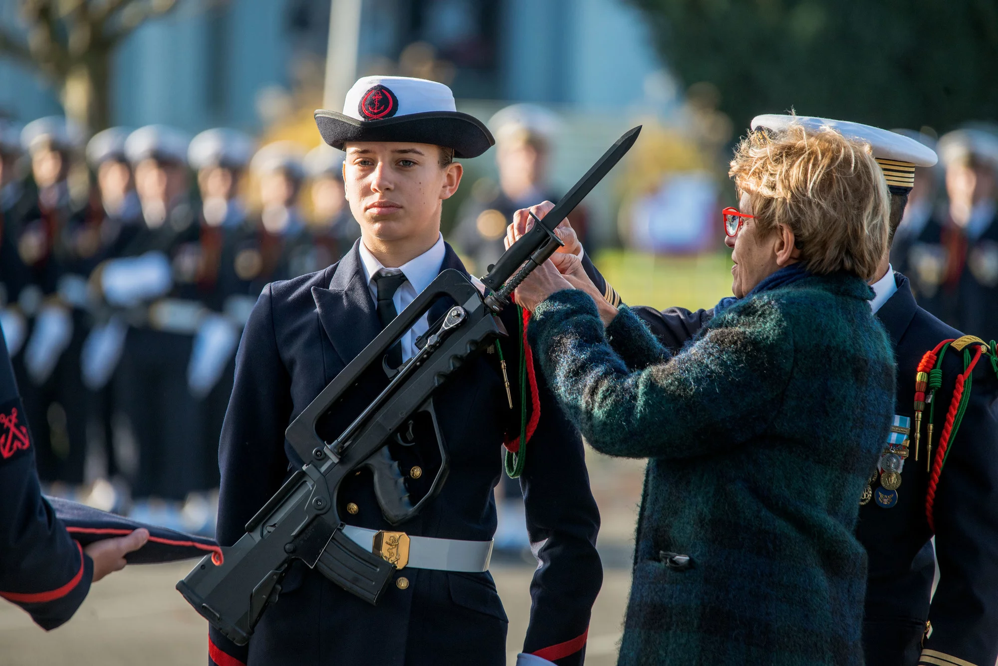 Madame Sinquin, sous-préfète du Morbihan, remet une fourragère