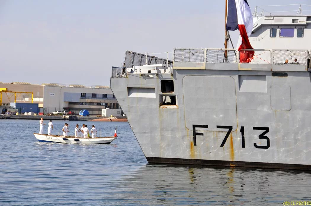 Tradition : le CF Eugène débarque en chaloupe armée par les officiers de l'Aconit