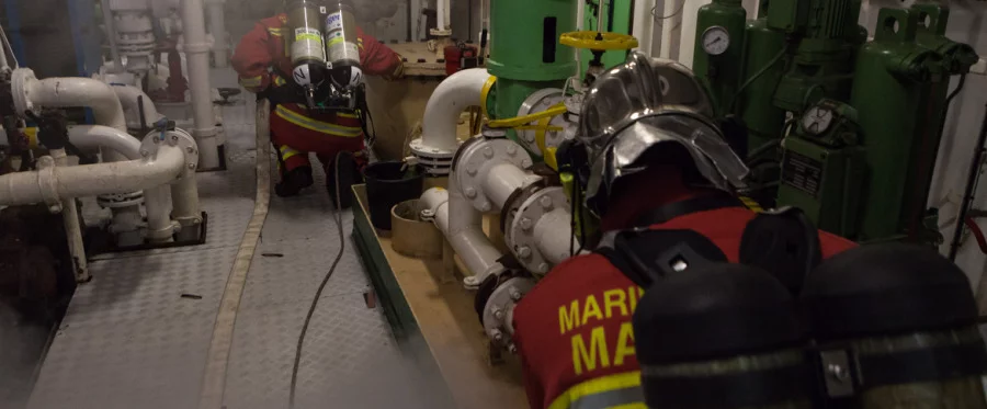 Des marins-pompiers interviennent dans la salle des machines