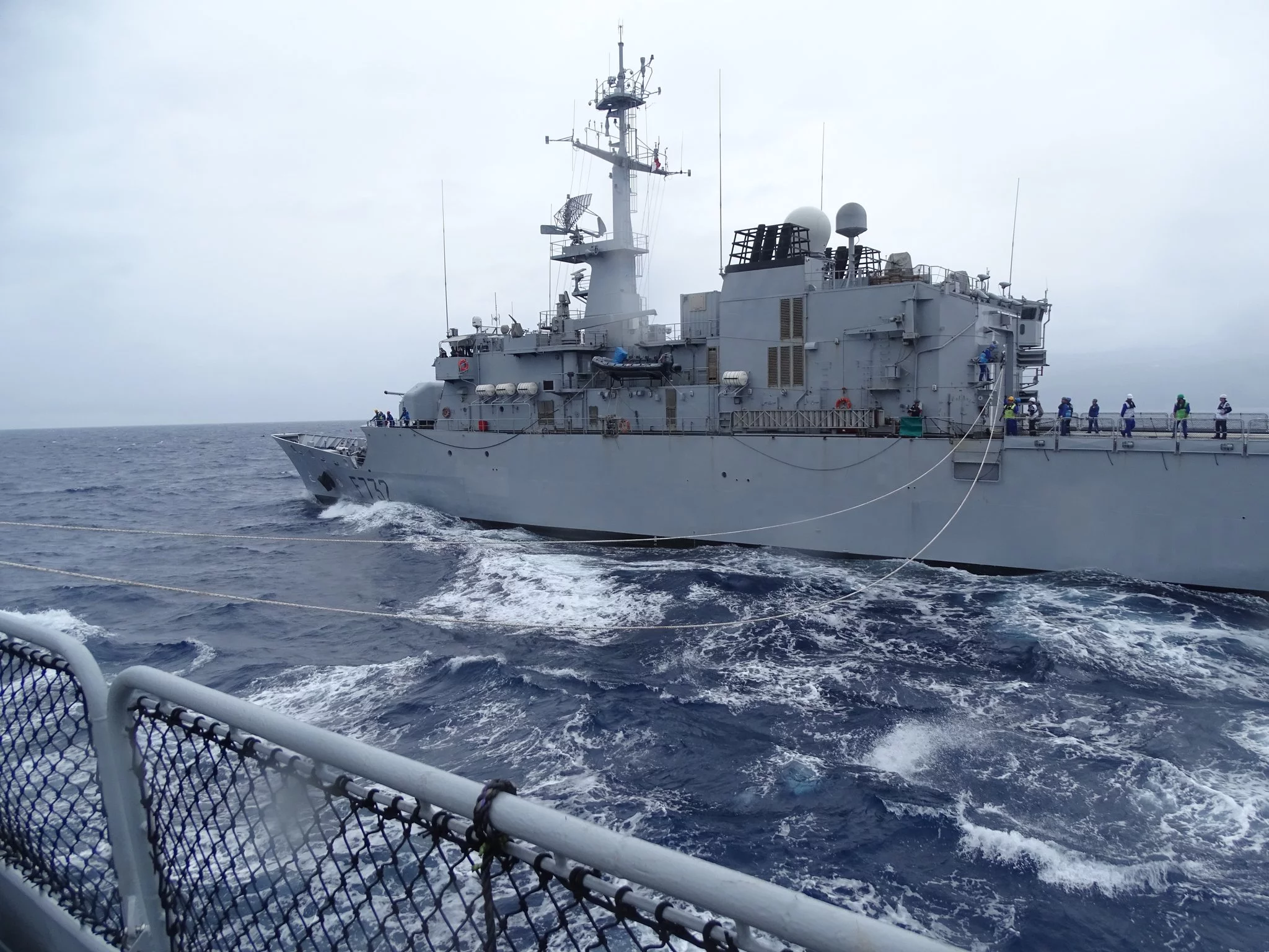 Ravitaillement à la mer pour la frégate Nivôse