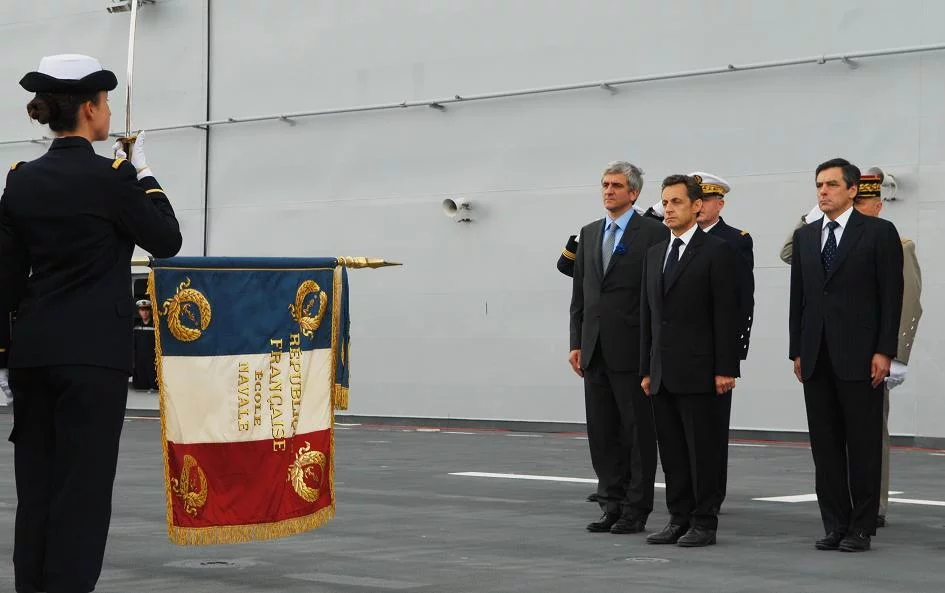 Le drapeau de l'Ecole Navale rend les honneurs au président de la République