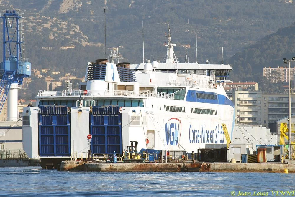 Le Liamone entre dans un bassin de DCNS à Toulon