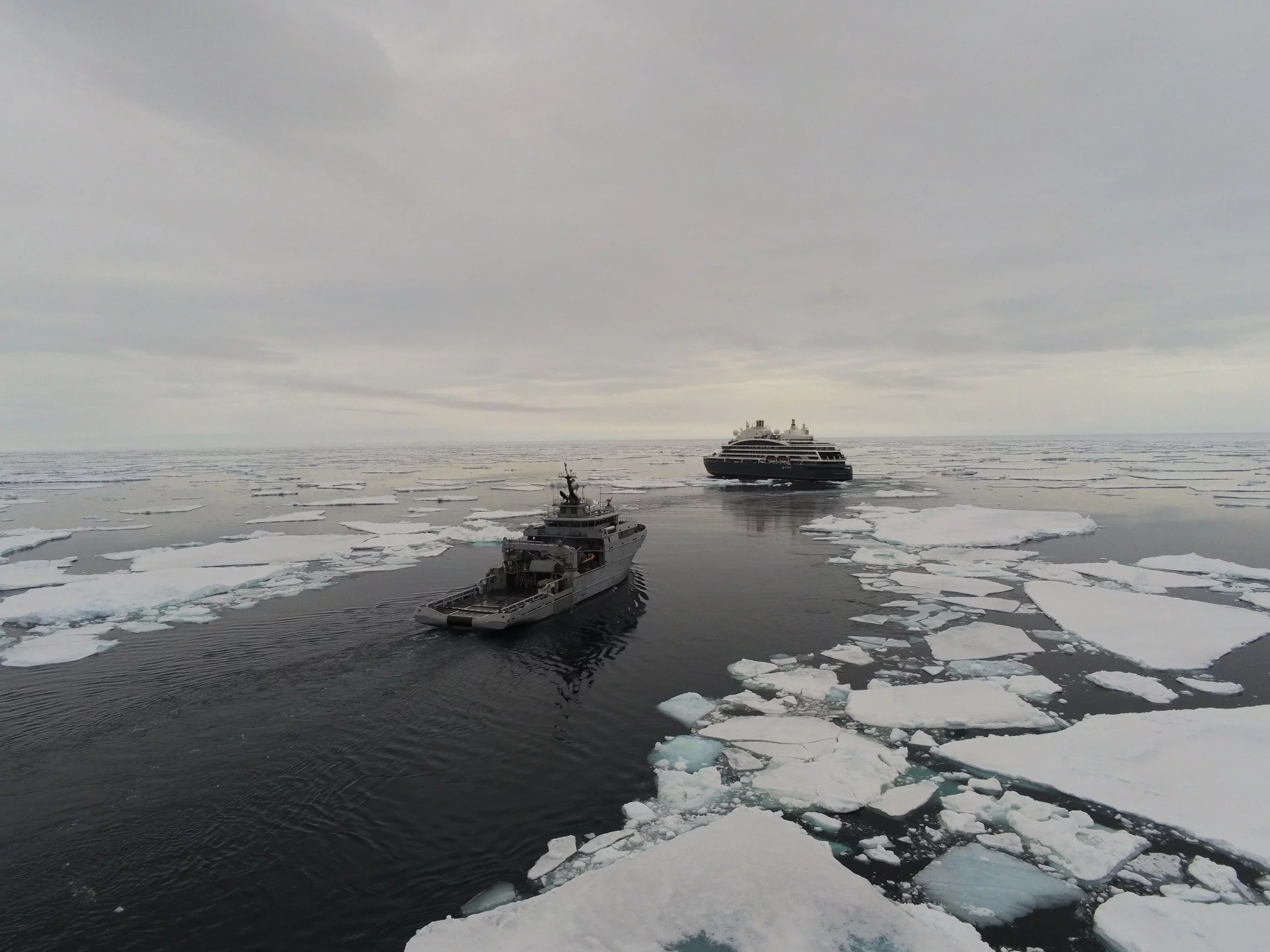 Le bâtiment de soutien Rhône et le navire de croisière polaire brise-glaces Commandant Charcot