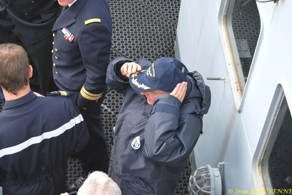 Le commandant actuel remet à un de ses prédécesseurs une médaille et une casquette