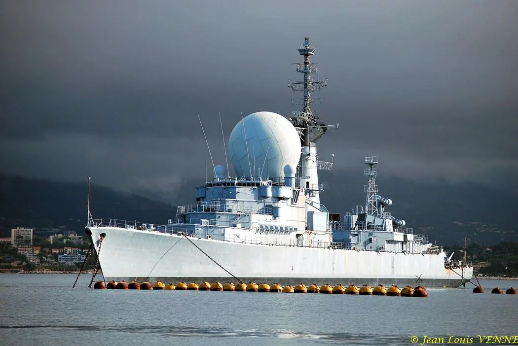 L’ex-Duquesne sur fond de nuages