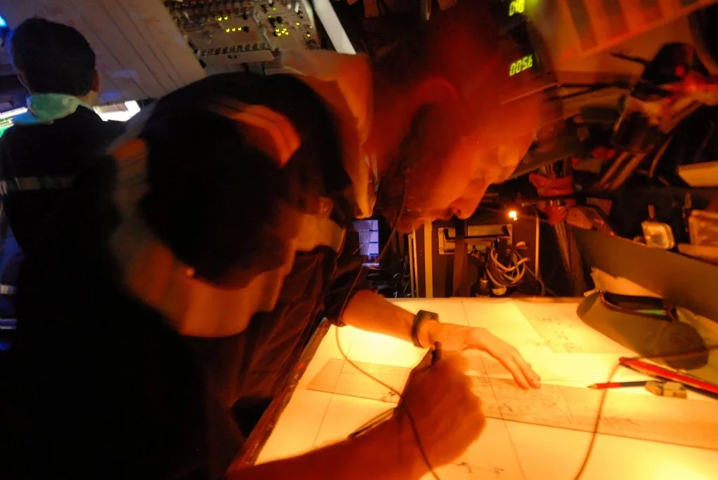 Second maître à la table lumineuse du Central opérations du sous-marin nucléaire d’attaque SNA Perle