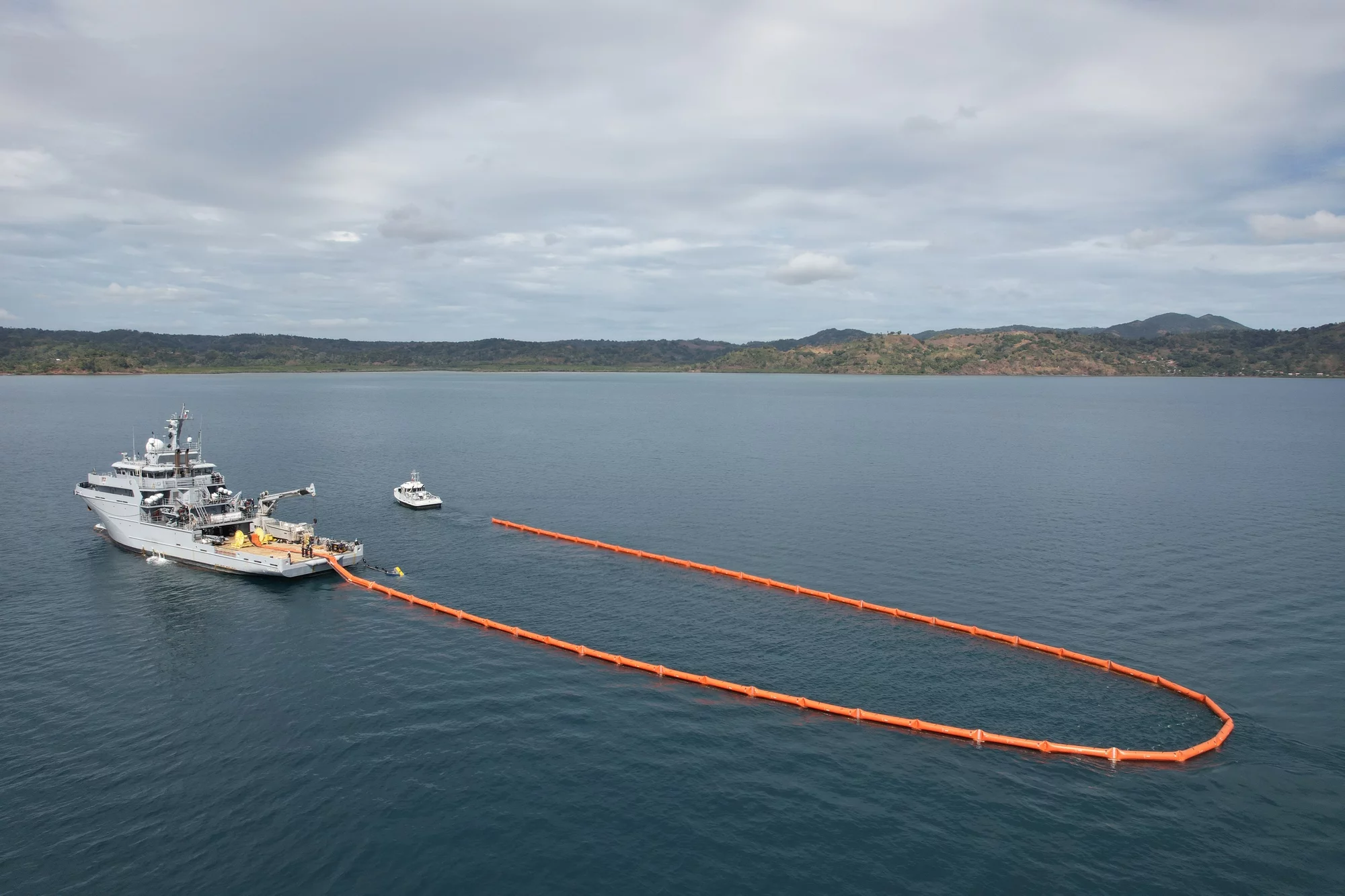 Le Champlain déploie un barrage anti-pollution