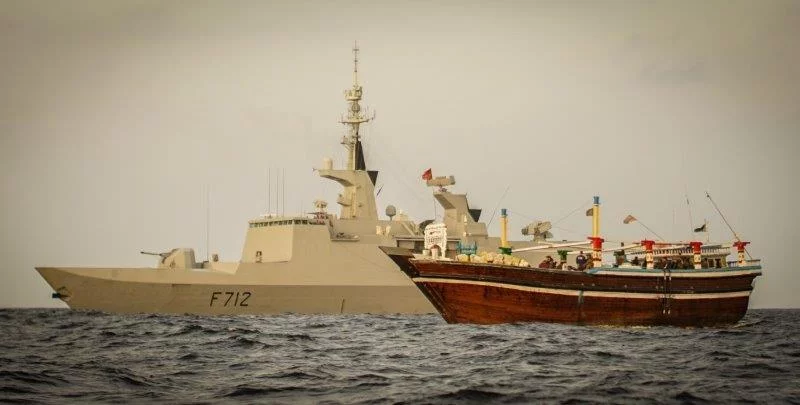 La frégate Courbet et le boutre transportant la drogue