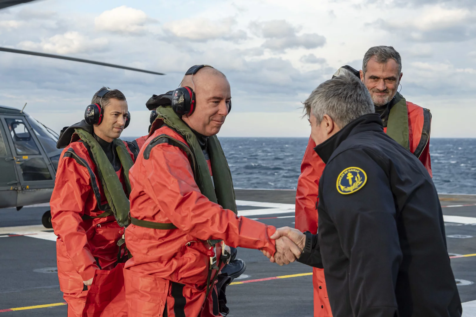 Le contre-amiral américain William J. Houston accueilli sur le Charles de Gaulle