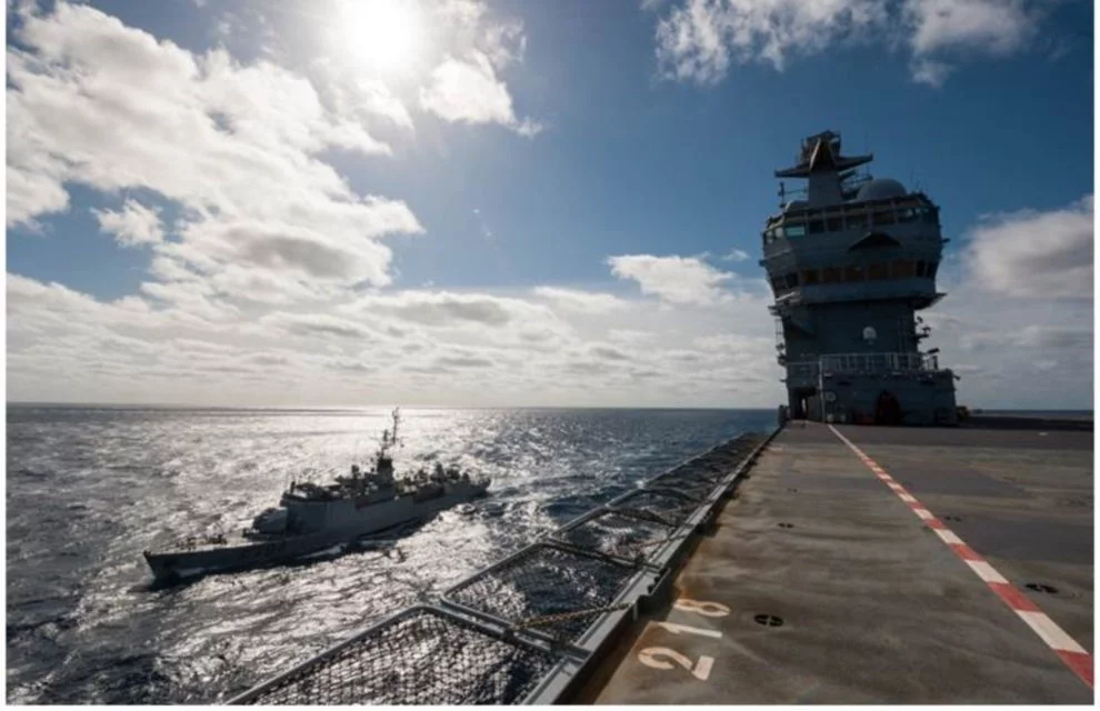 Le BPC Tonnerre et l'aviso EV Jacoubet