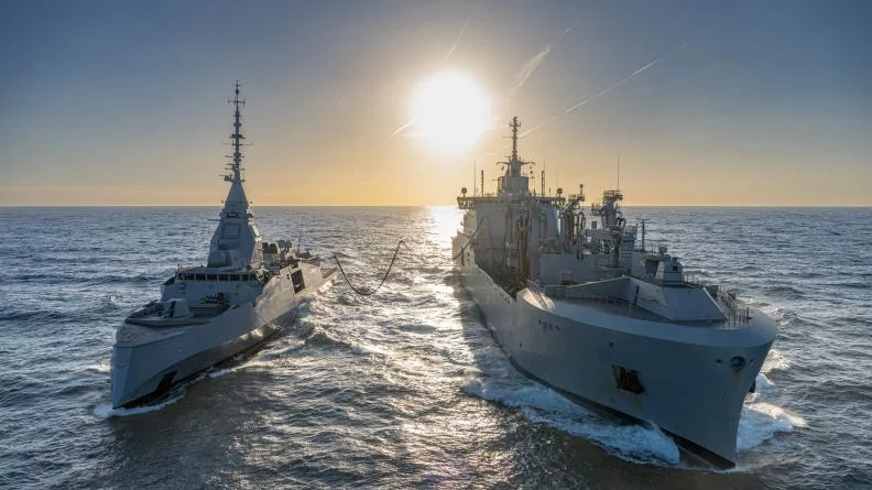 La frégate de défense et d’intervention Amiral Ronarc’h se ravitaille auprès du bâtiment de ravitailleur de forces Jacques Chevallier