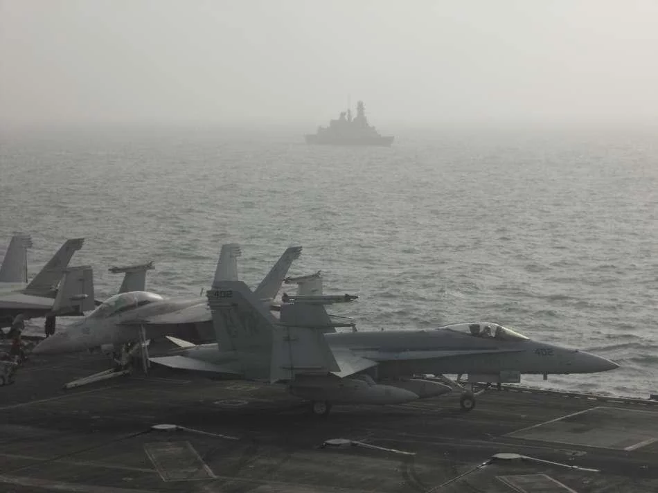 Le Chevalier Paul au côtés du porte-avions américain