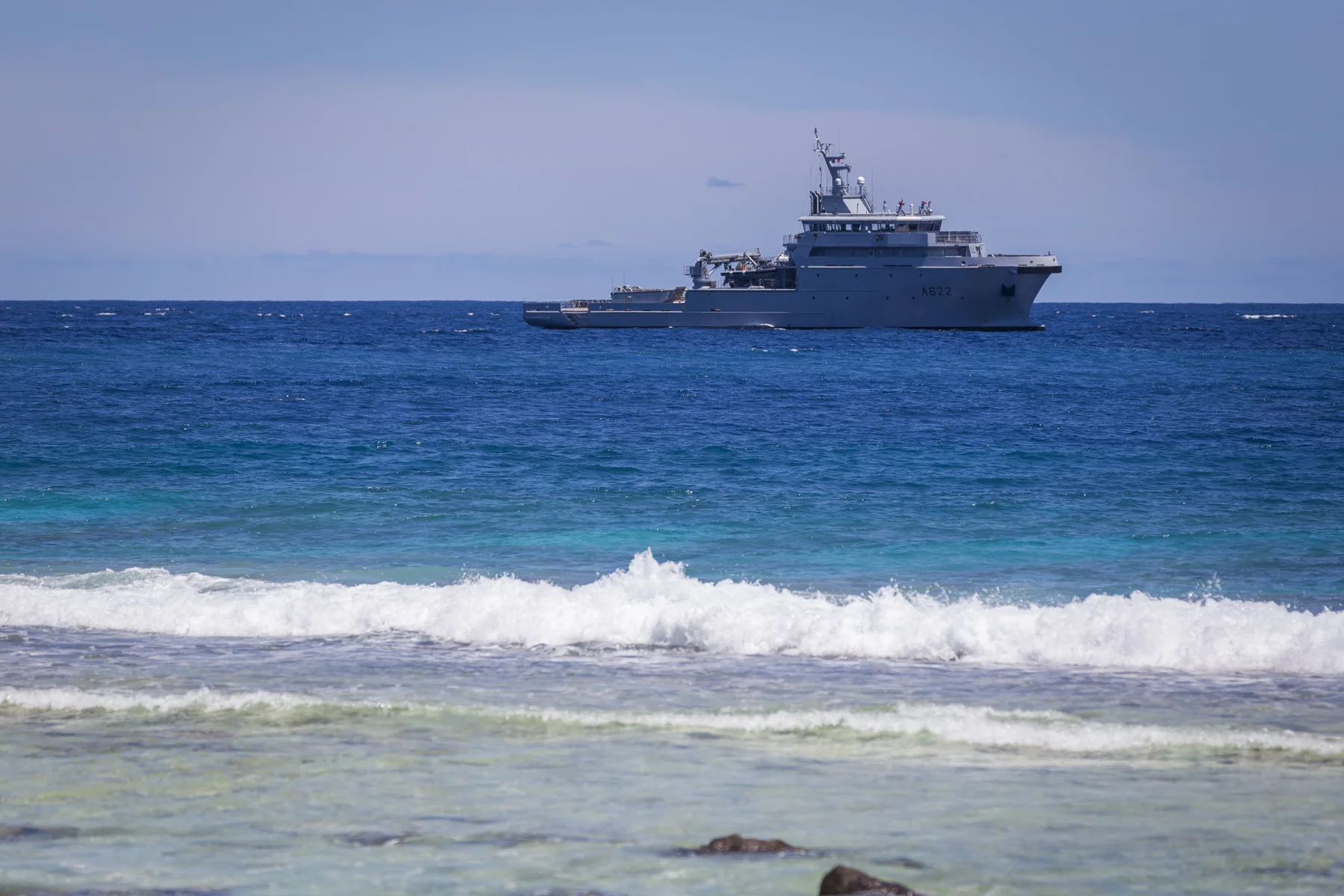Le Bougainville au large de Clipperton