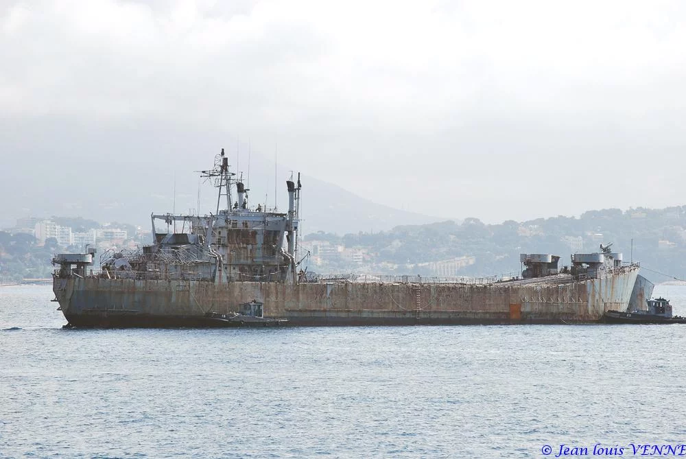 La coque de l’ex-Argens transférée à la base navale de Toulon