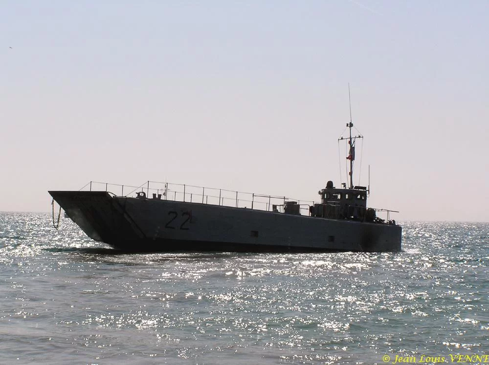 La flottille amphibie s'entraîne sur la plage des Sablettes