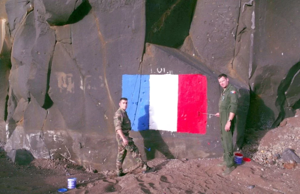 Marques de souveraineté française sur les îlots Matthew et Hunter