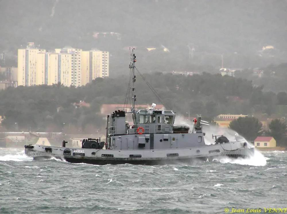 Un remorqueur dans la tempête