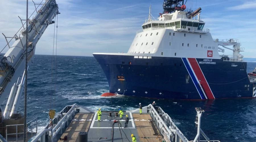 Le bâtiment de soutien Loire s’entraîne au remorquage de haute mer avec l’Abeille Méditerranée