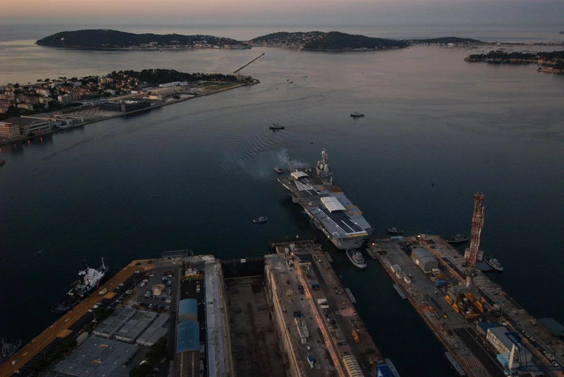 Sortie du bassin du porte-avions Charles de Gaulle