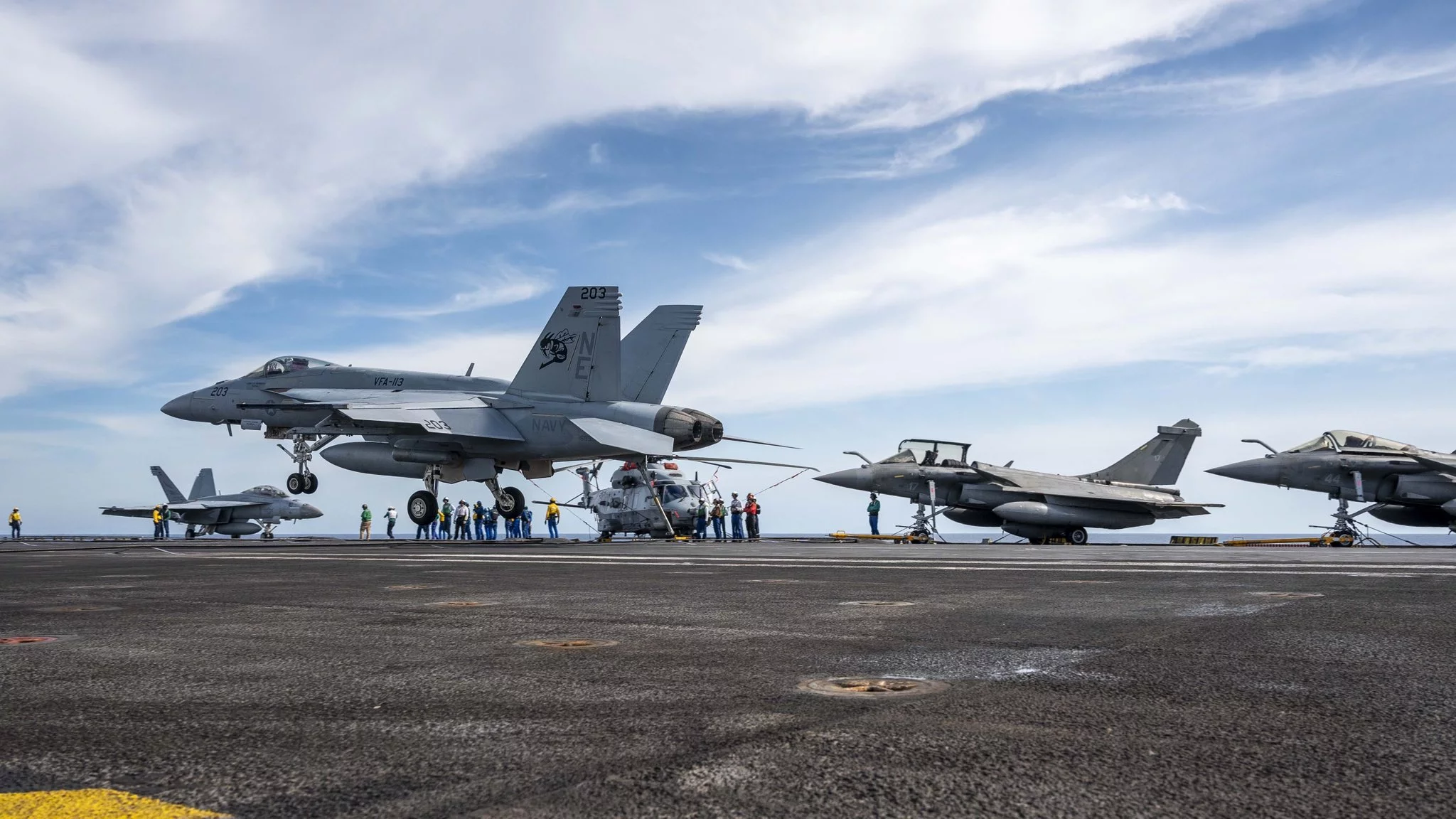 Un chasseur F-18 de l'US Navy se pose sur le porte-avions Charles de Gaulle