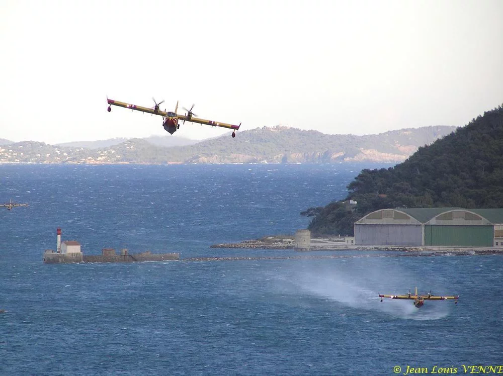 Les Canadairs interviennent au-dessus de Saint Mandrier