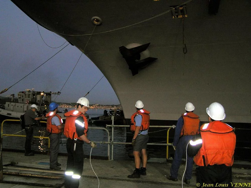 Le Charles de Gaulle sort du bassin