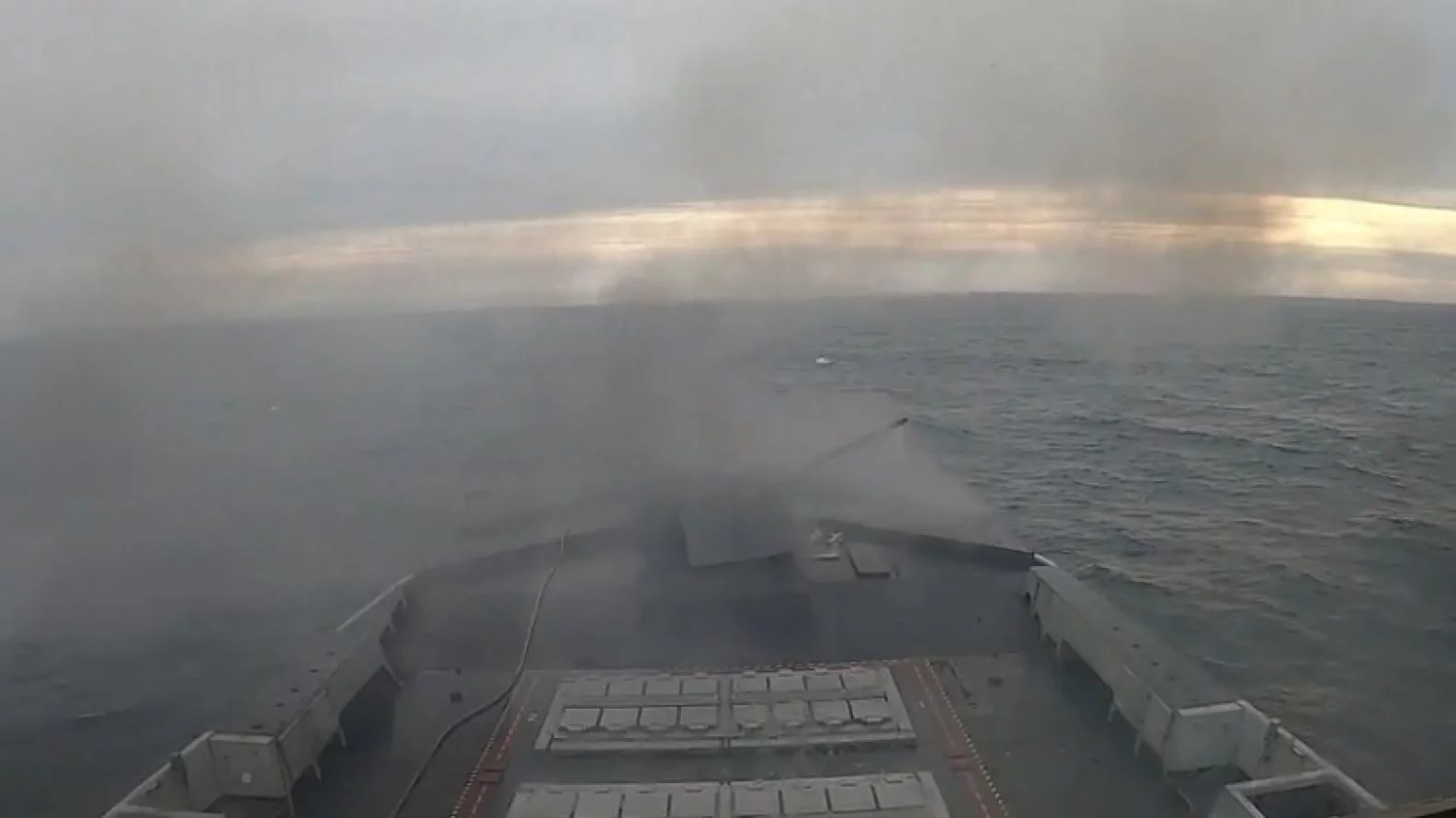 La frégate Auvergne tire au canon