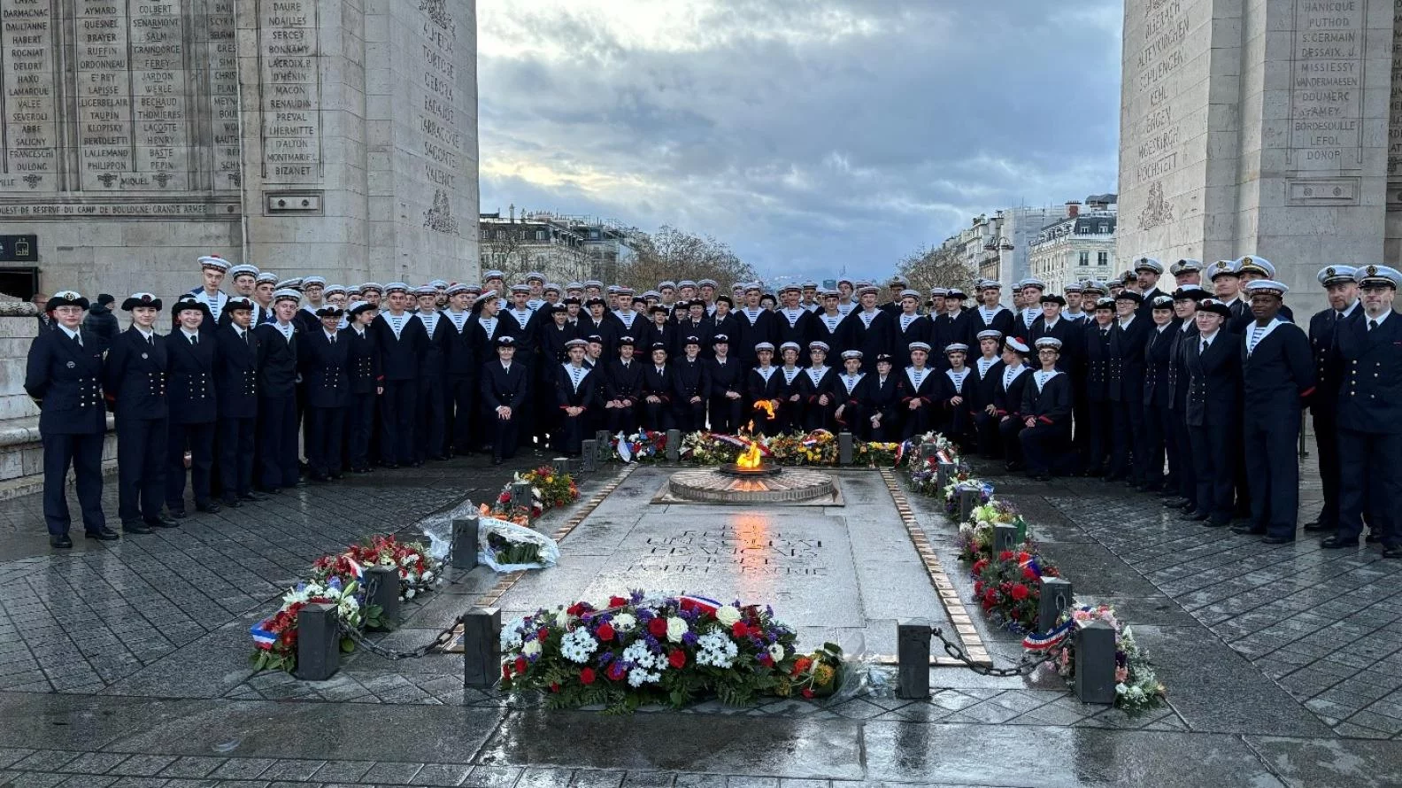 De jeunes stagiaires de PMM devant la tombe du Soldat inconnu