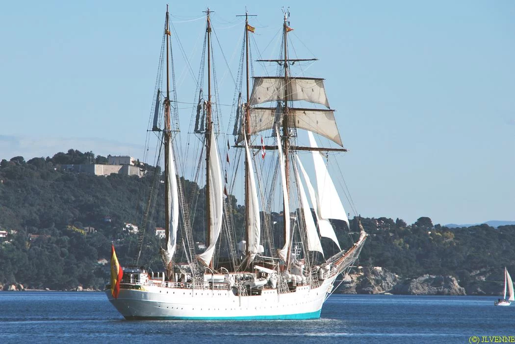 Le voilier-école espagnol Juan Sebastian de Elcano appareille de Toulon