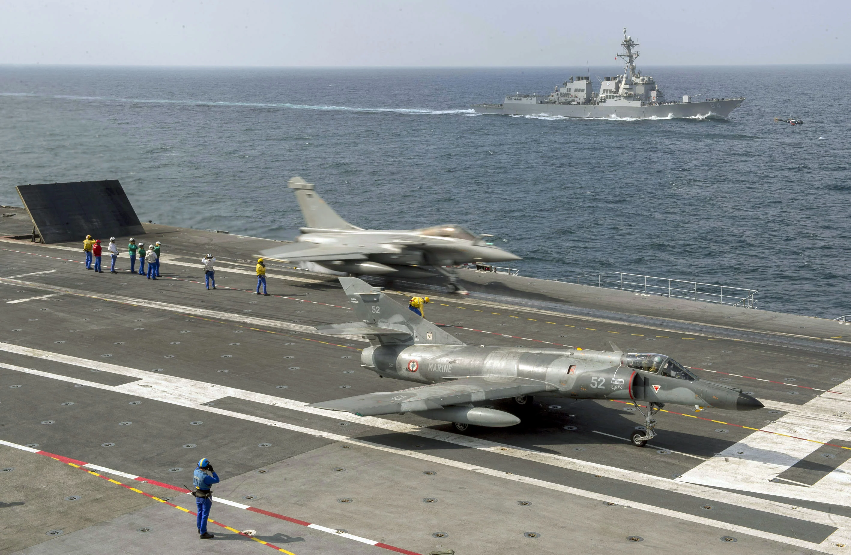 Décollage d'un Super-Etendard et d'un Rafale depuis le pont du porte-avions Charles de Gaulle
