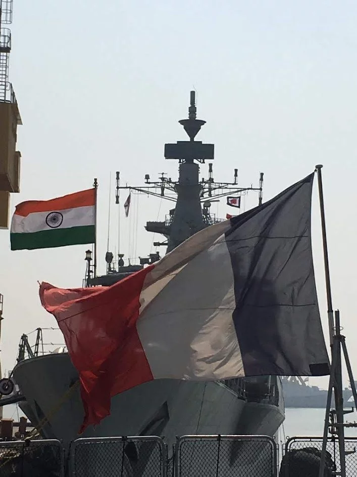 Un bâtiment de la marine indienne accosté derrière la frégate Cassard