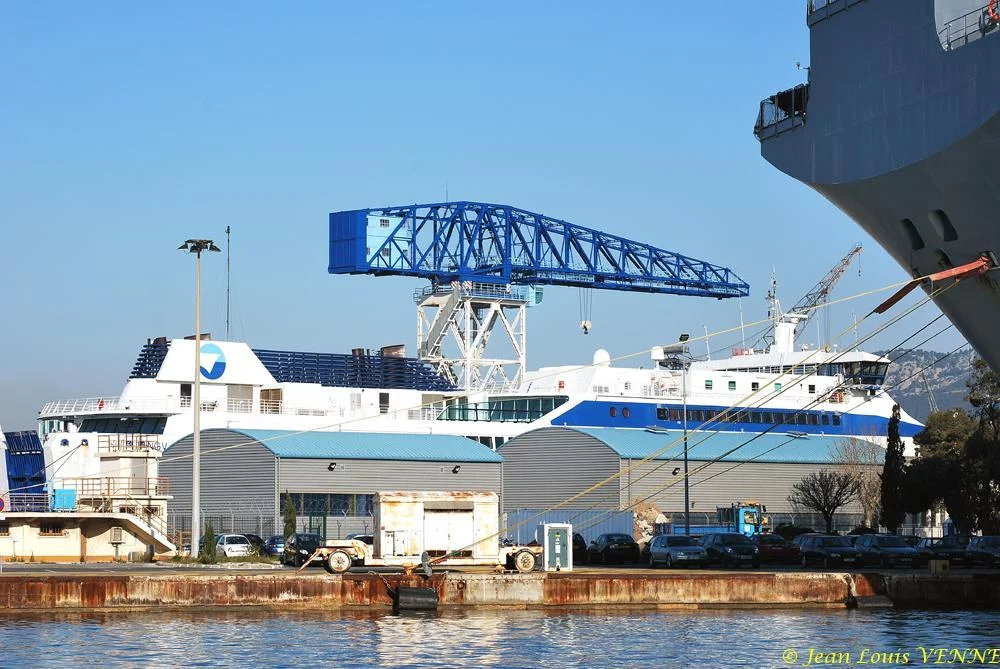 Le Liamone entre dans un bassin de DCNS à Toulon