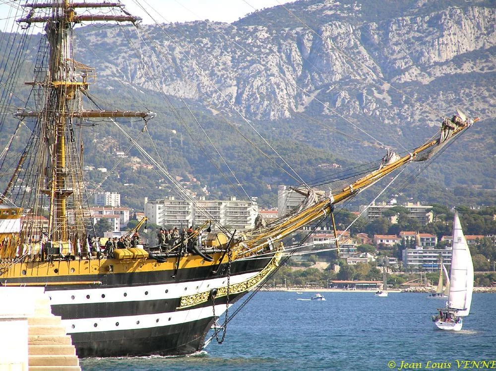 L’Amerigo Vespucci quitte Toulon