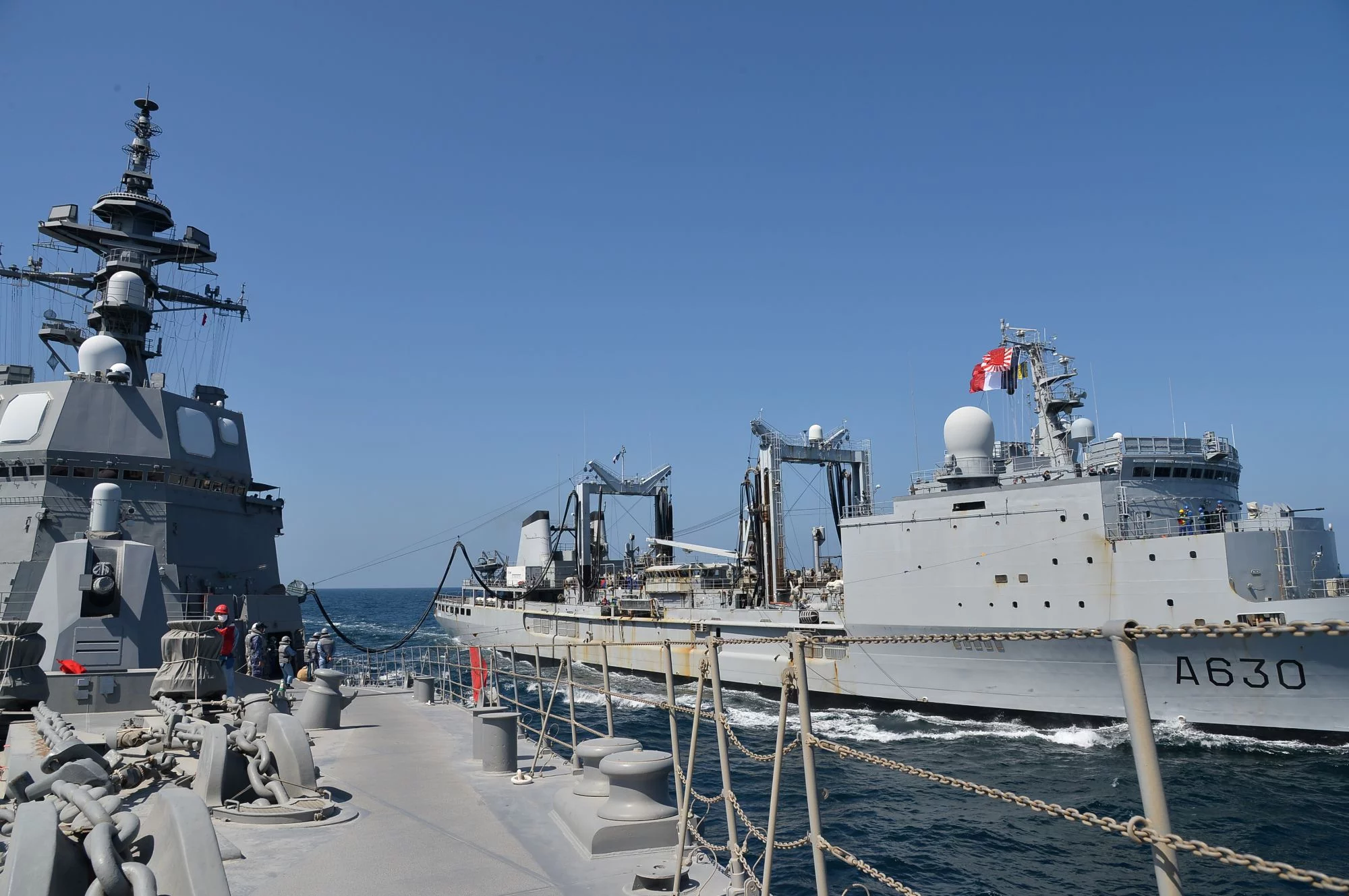 Le destroyer japonais Suzutsuki se ravitaille auprès de la Marne
