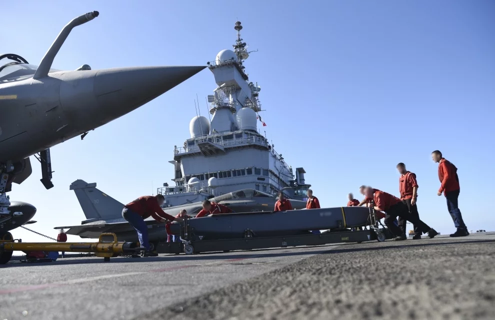 Un missile SCALP sur le pont du Charles de Gaulle