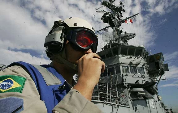 Un marin brésilien devant l'îlot