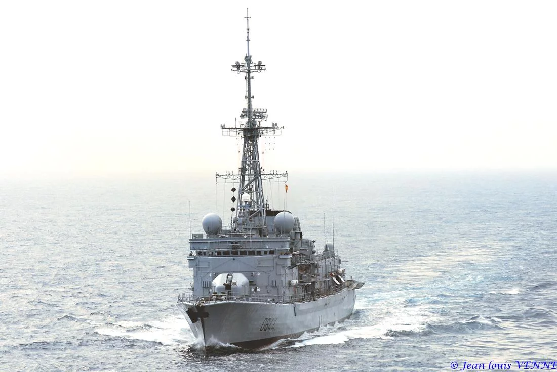 La frégate Primauguet se présente pour un ravitaillement à la mer