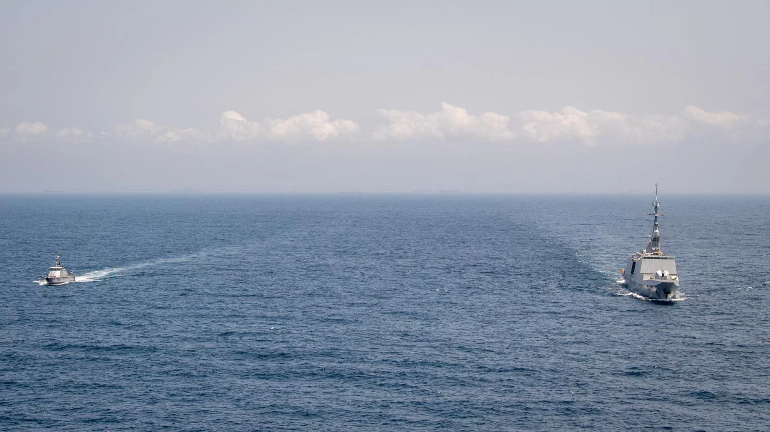 La frégate Surcouf et le patrouilleur ivoirien CF Sekongo