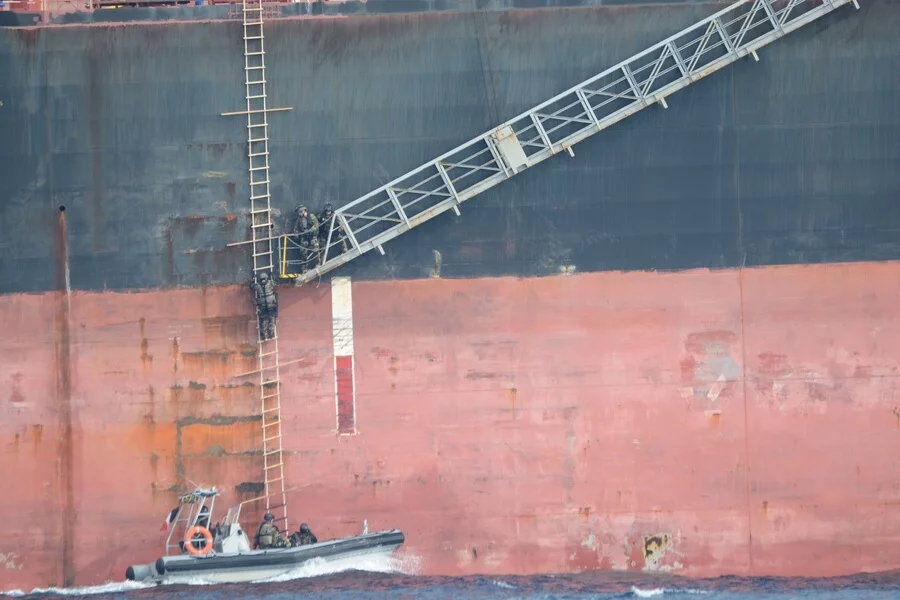 L'équipe de visite du Cdt L'Herminier embarque à bord d'un navire