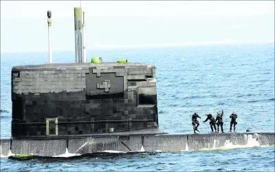 Des tuiles acoustiques arrachées par les vagues