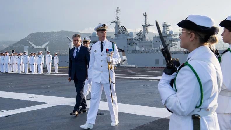 Remise de fourragères aux nouveaux embarqués du porte-avions Charles de Gaulle