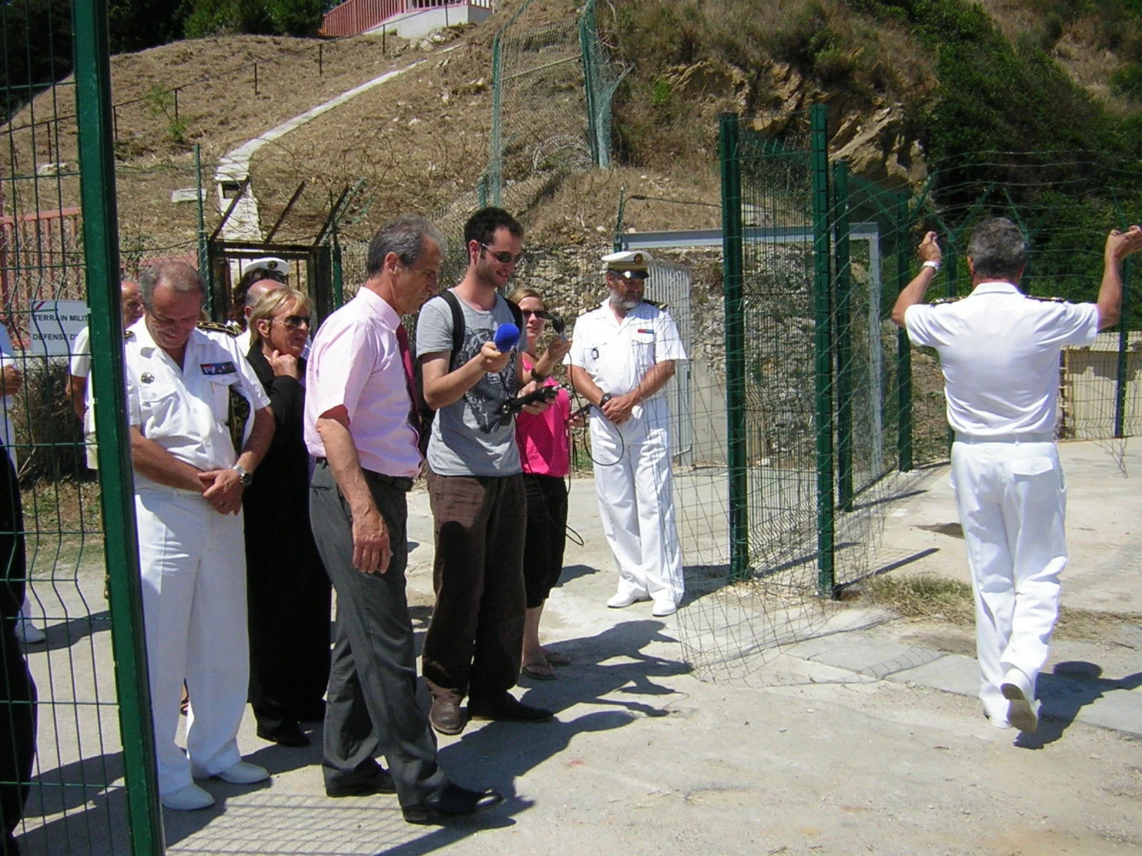 Le préfet maritime ouvre symboliquement la grille